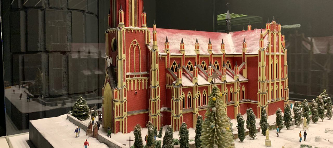 Подарок к праздникам: рождественский макет костела Святой Троицы в Гервятах